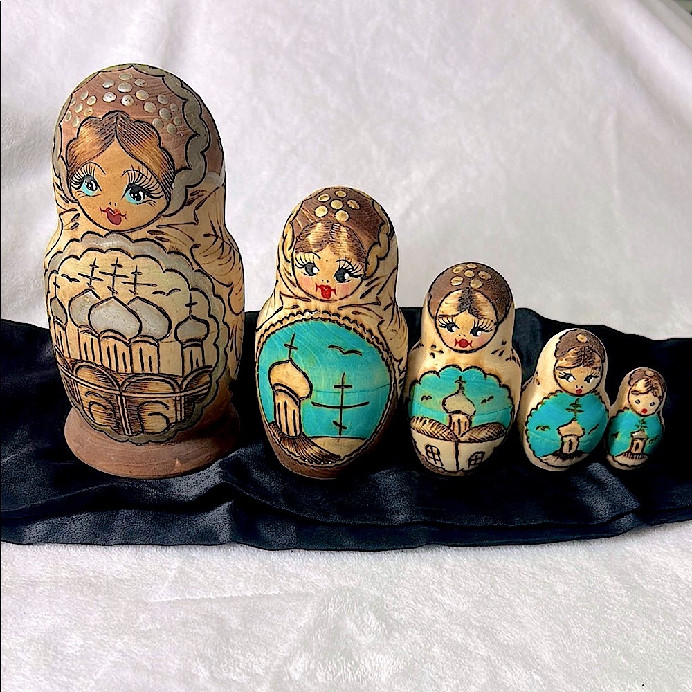 🖤Vintage Russian Matryoshka Nesting Dolls - 5 piece set